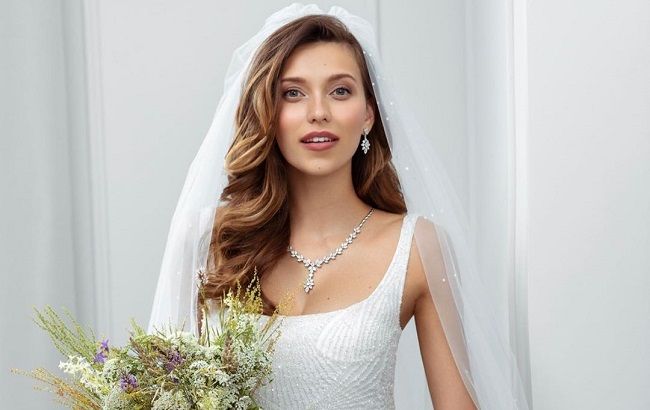 Регіна Тодоренко захопила формами в купальнику на розкішній віллі