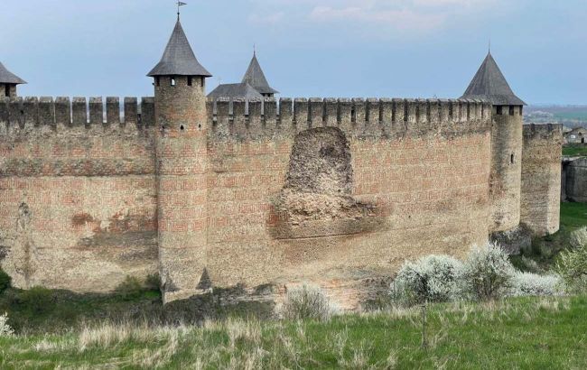 В Хотинской крепости обвалилась древняя стена (фото)