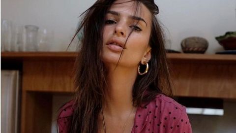 Соблазнительная Эмили Ратаковски блеснула пышной грудью и стройными ногами