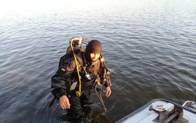В Киеве спасатели достали тело утопленника из Днепра