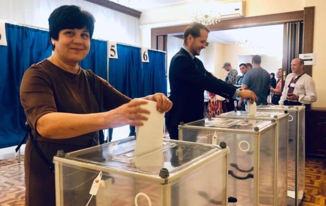 В Варшаве украинцы начали голосовать на выборах