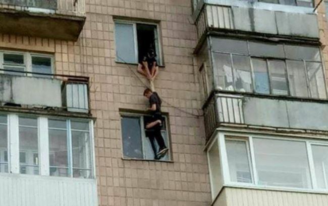 Полицейских из Луцка, которые поймали и вытащили самоубийцу с 9-го этажа, наградят за мужество