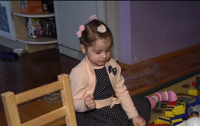 Выжившая после обстрела Мариуполя 5-летняя девочка помнит смерть мамы в деталях
