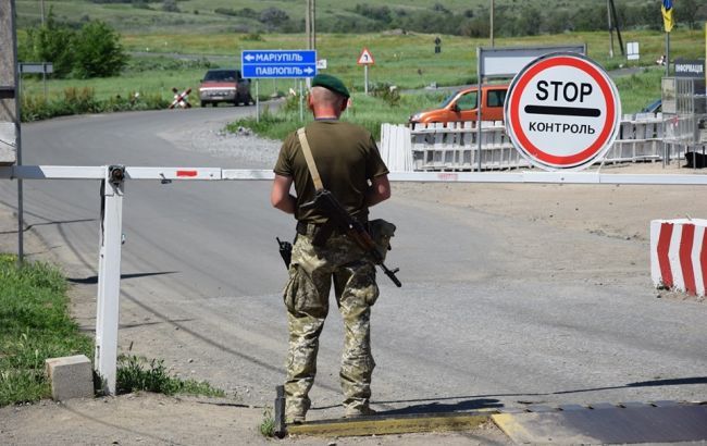 На Донбасі через обстріли бойовиків закрили КПВВ "Майорське"