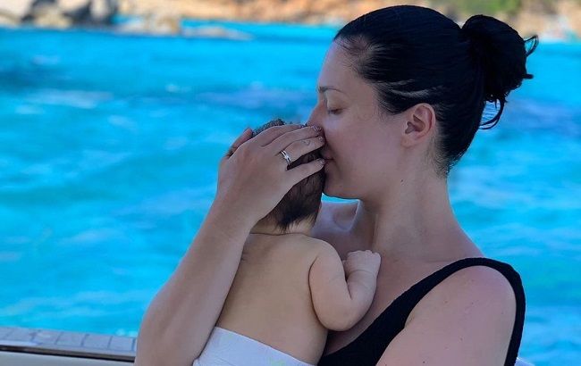 "Танці з зірочкою": Сніжана Бабкіна станцювала з двомісячним сином біля басейну