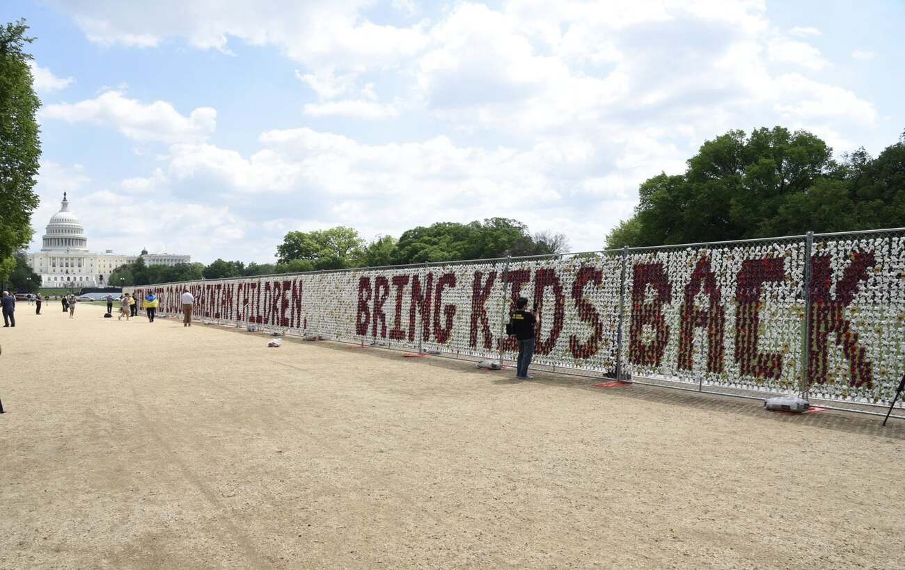 Вашингтон розмістив 20 тисяч плюшевих ведмедиків на підтримку викрадених українських дітей