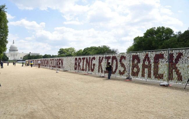 Вашингтон разместил 20 тысяч плюшевых мишек в поддержку похищенных украинских детей