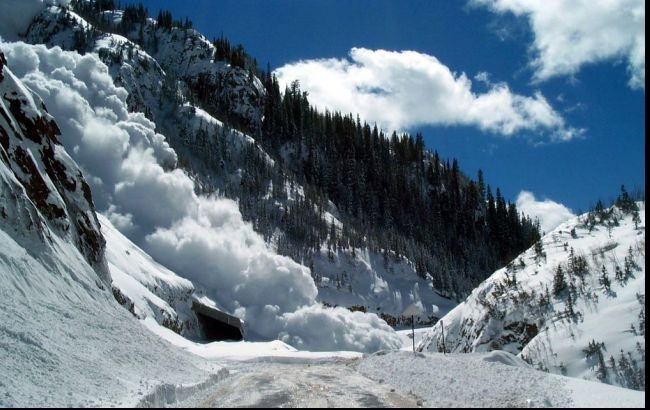 ДСНС: підвищена лавинна небезпека в Карпатах збережеться 7-8 березня