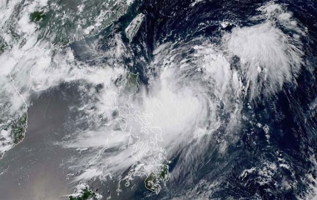 Авіакомпанії скасували сотні рейсів через тайфун на Тайвані