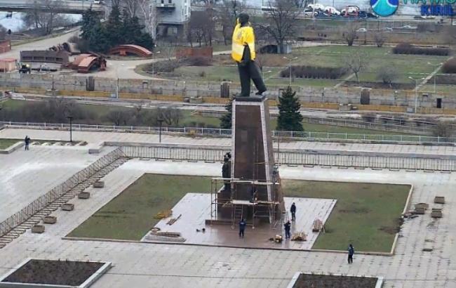 В Запорожье демонтируют самый большой памятник Ленину в Украине