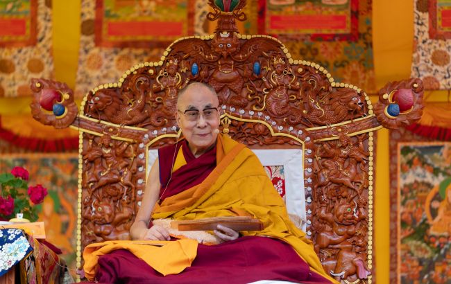 "Преемник родится не в Китае": Далай-лама готовит мир к передаче титула