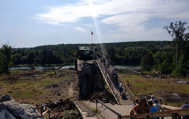 ГСЧС начала демонтаж фортификаций возле моста в Станице Луганской