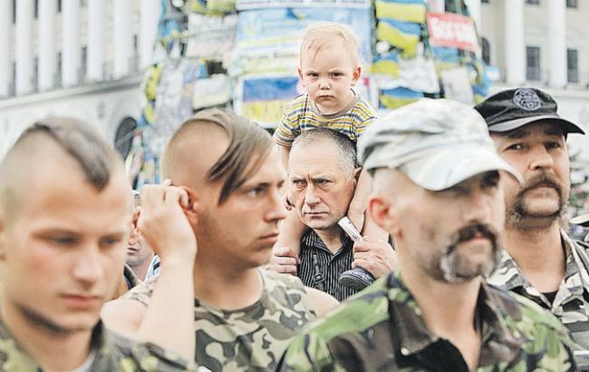 Більше половини українців довіряють церкві, волонтерам та армії, - опитування