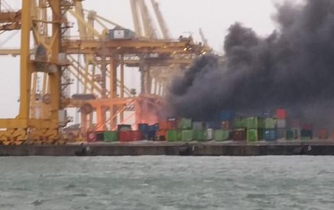 У порту Барселони пасажирський пором зіткнувся з краном і загорівся