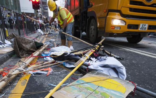 В Гонконге полиция демонтирует последний лагерь протестующих