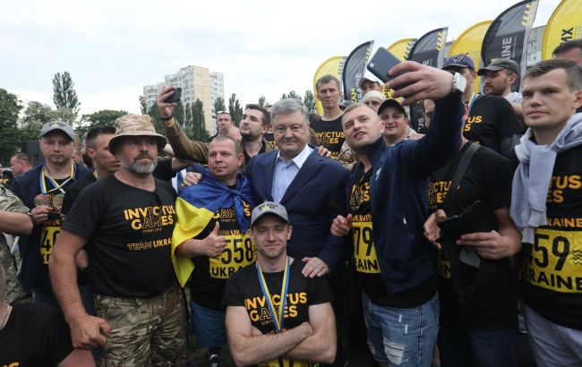 Скорочення комітету у справах ветеранів - це ще один постріл у спину армії, - Порошенко 