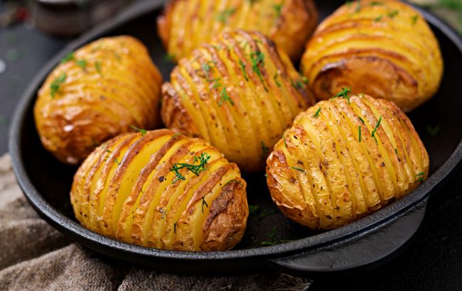 Запечена картопля по-шведськи з беконом: бюджетна і смачна страва на обід чи вечерю