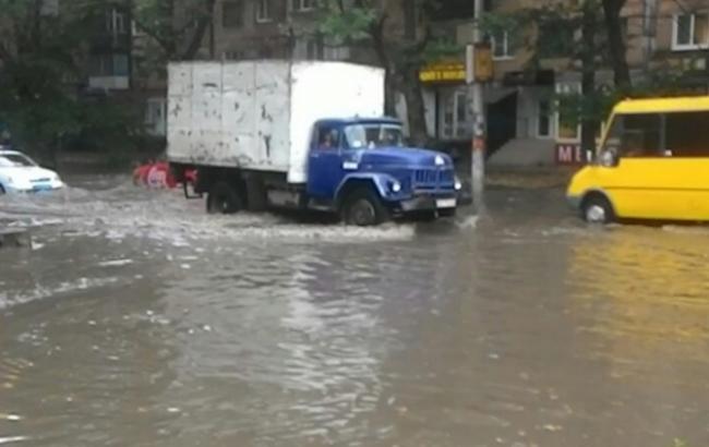 Сильный ливень затопил улицы Херсона: опубликовано видео