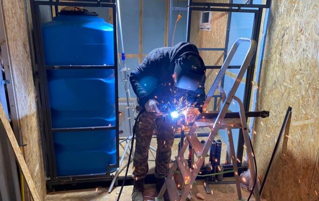 Порошенко з волонтерами готує на фронт нову партію побутових кунгів