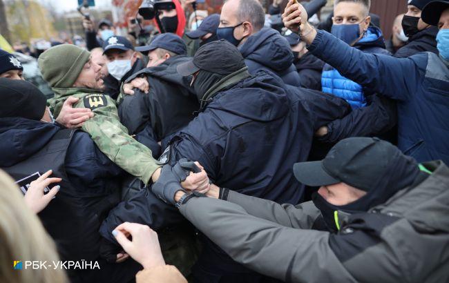 Під будинком Тупицького влаштували протест, сталась штовханина