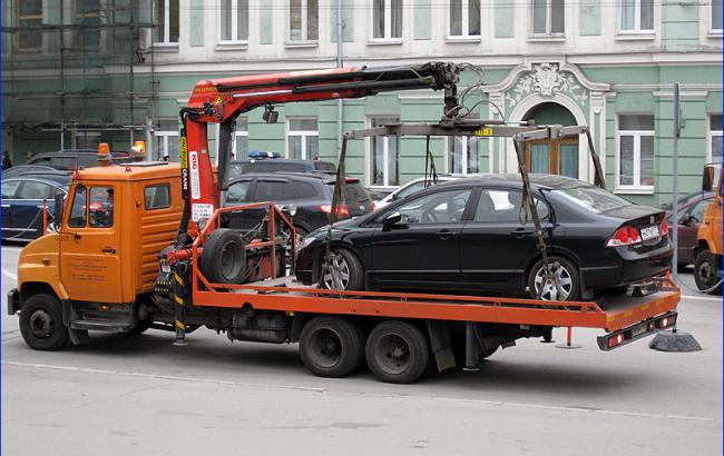В Киеве преступник угнал авто с помощью эвакуатора
