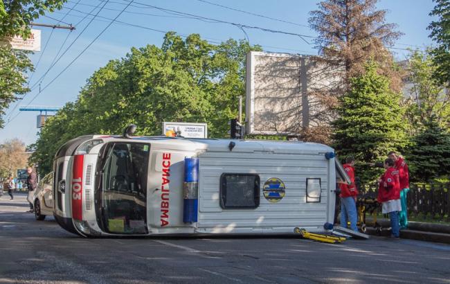 В Днепре перевернулась карета скорой помощи, 4 человека получили ранения
