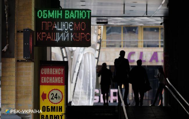 Українці на початку 2024 року купили в банках рекордний за 11 років обсяг валюти