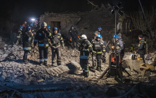 Обстріл Покровського району: рятувальники дістали з-під завалів тіло дитини