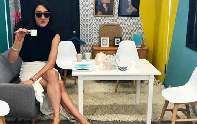 Директор моды в Instagram примеряла костюм от украинского дизайнера