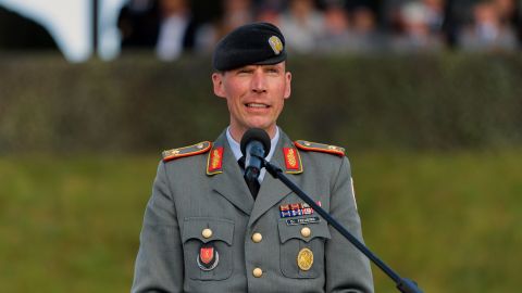 Порошенко закликав правоохоронні органи роззброїти всі НВФ