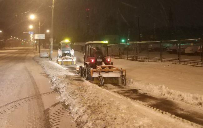 Київ вночі розчищали від снігу 270 одиниць техніки та 29 бригад "Київавтодору"