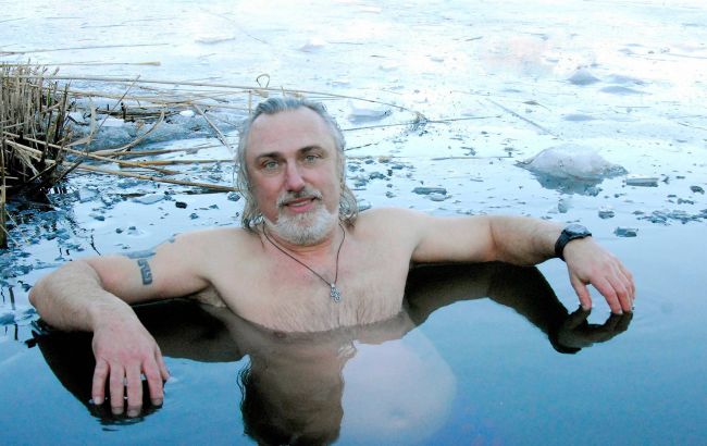 Журналист установил рекорд на Крещение, проведя в ледяной проруби невероятное количество времени
