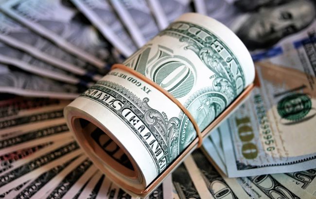 Курс долара різко знизився на міжбанку після інформації про відведення частини російських військ