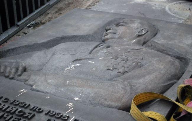 В Днепродзержинске демонтировали мемориальную доску Брежневу