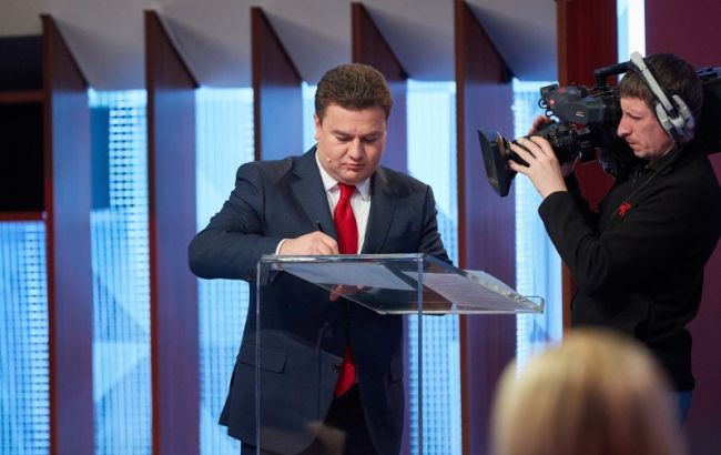 Кандидат от "Відродження" Бондарь подписал декларацию в защиту свободы слова