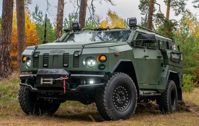 Палаючий "Новатор" після удару FPV-дрона врятував екіпаж поліції (відео)