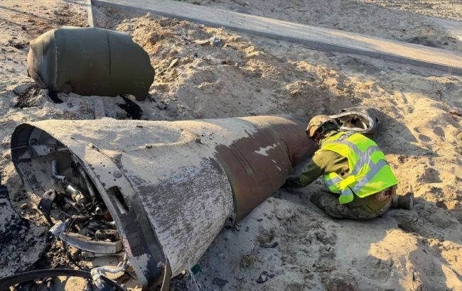 У Києві посеред будинків розміновують нездетоновану балістичну ракету РФ (фото)