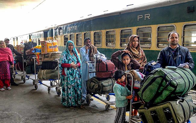 Пакистан приостановил движение поездов в Индию