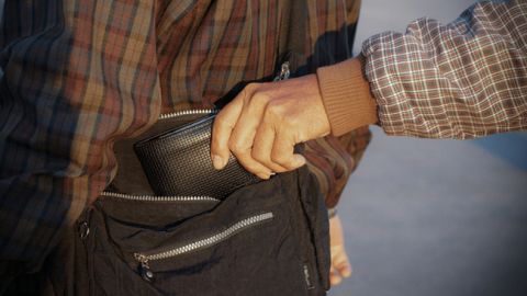 В Киеве детдомовцев обокрали на глазах прохожих: никто не вмешался (видео)