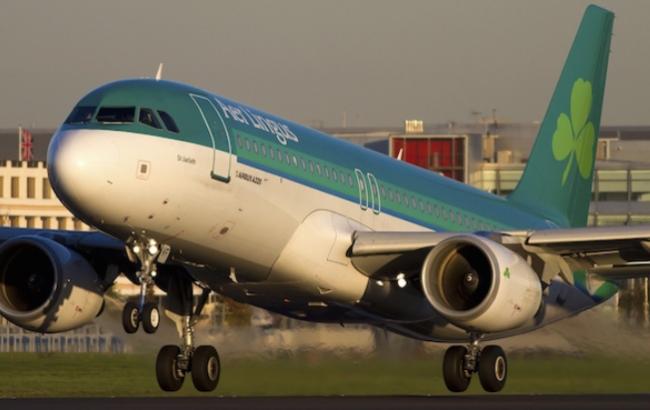 На борту летевшего в Дублин самолета мужчина укусил соседа и умер