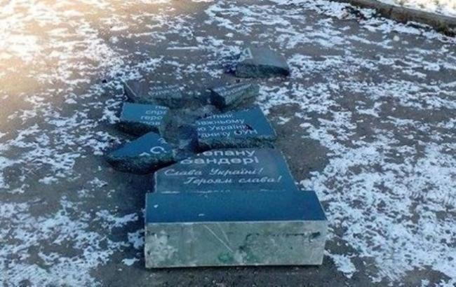 В Ровно на месте разбитой мемориальной доски установят памятник Бандере