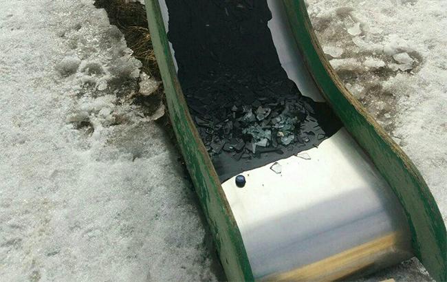 В российском городе детскую горку залили гудроном и битым стеклом из-за шума