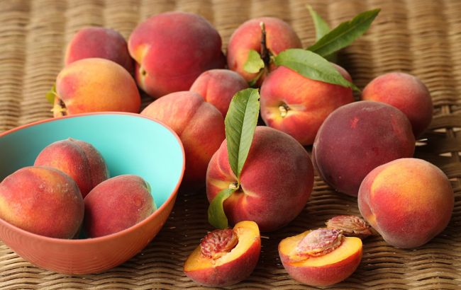 Солодкі персики: дієтологи розповіли, кому цей фрукт категорично протипоказаний