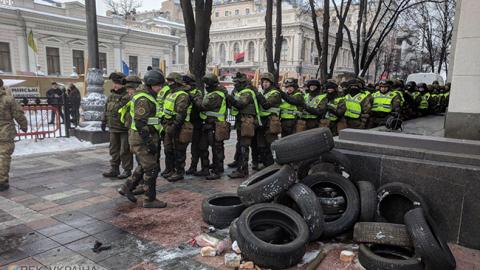 В столкновениях под Радой пострадал правоохранитель