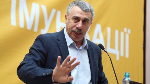 Это принципиально: Комаровский рассказал, как правильно купать новорожденного