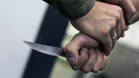 Во Франции мужчина с ножом напал на полицейского