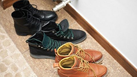 Почему так важно снимать обувь перед входом в дом: эта причина вас убедит