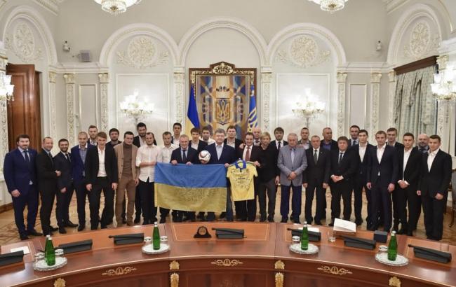 Порошенко зустрівся з гравцями збірної України по футболу