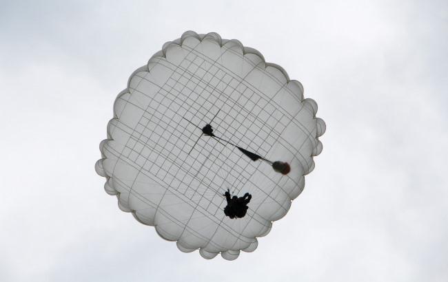 Появились потрясающие кадры прыжков с парашютом на воду курсантов в Одессе