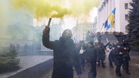 Протест в Києві: мітингувальники прийшли під Офіс президента та запалили фаєри